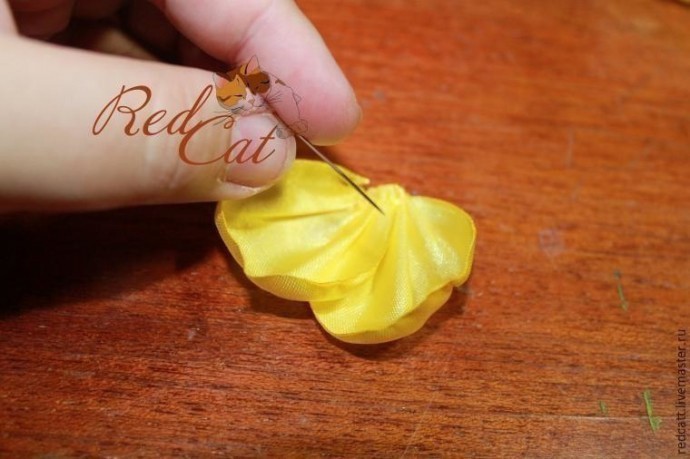 Превосходные цветочки из атласных лент