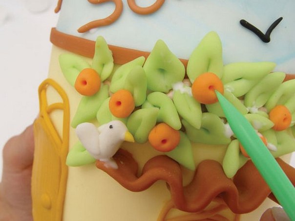 Забавный домик для хранения пакетов