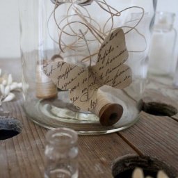 ​Бабочки из исписанной бумаги в интерьере