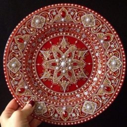 ​Идеи восхитительных интерьерных тарелок, украшенных росписью и бусинами