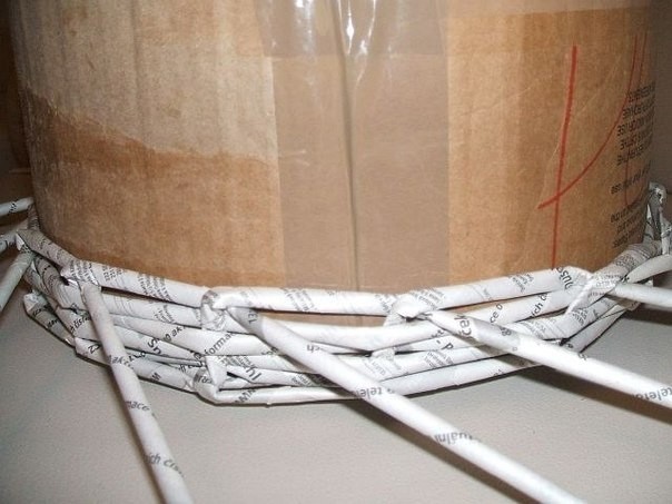 Плетём корзинку из газетных трубочек