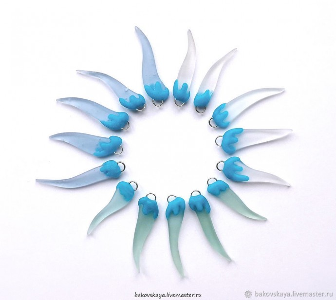 Фиксируем соединительные колечки на поверхности стеклянных элементов Фиксируем соединительные колечки на поверхности стеклянных элементов