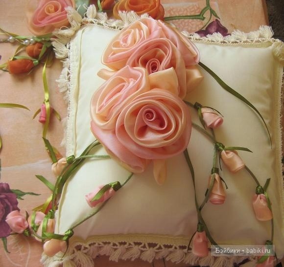 Розы из остатков органзы и атласа Розы из остатков органзы и атласа