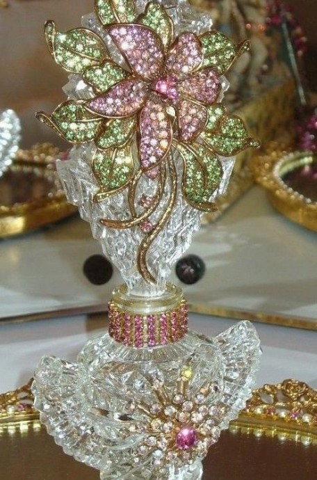 Шикарные флаконы для духов: идеи для вдохновенного творчества