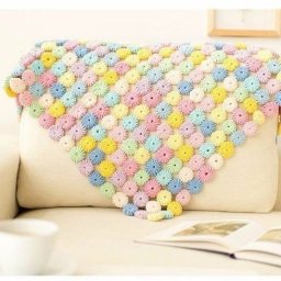 Яркий и мягкий плед из круглых мотивов макарунов