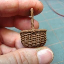 ​Крохотное плетеное лукошко