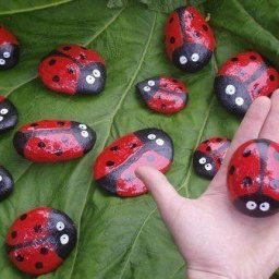 Божьи коровки из гальки для декора сада