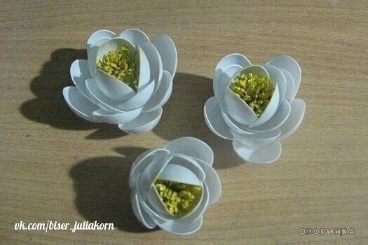 Мастерим из пластиковых ложек кувшинки для садового пруда