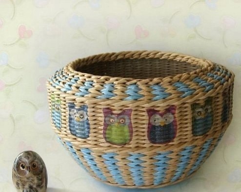 Очень красивая корзинка из газетных трубочек