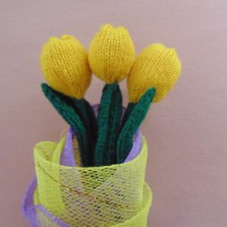 Весенний букет тюльпанов спицами