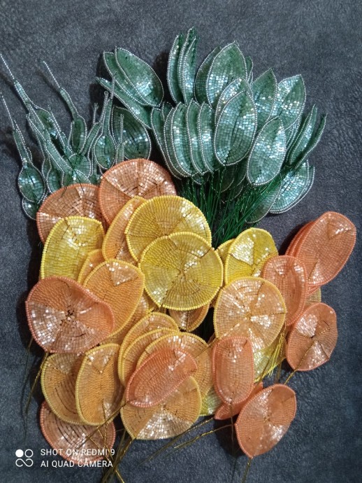 Роскошные розы из бисера