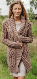 Уютный длинный кардиган с красивыми переплетениями из кос