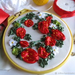 Вышивка клубники атласными лентами