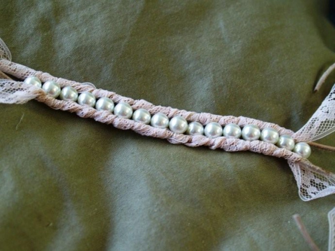 Браслет на кожаных шнурках, кружева и бусинок