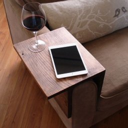 Делаем столик на подлокотник дивана