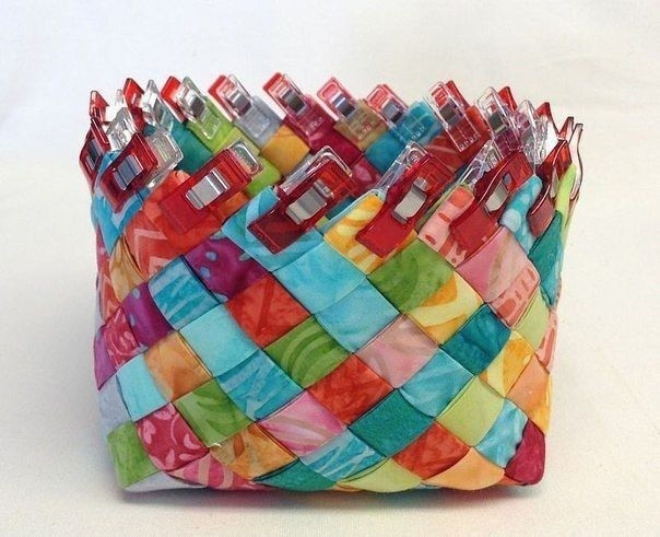 ​Плетённая корзинка из разноцветных полос ткани