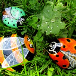 ​Роспись камня: Божья коровка