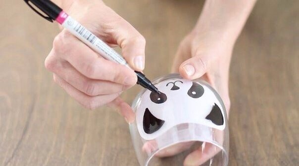 Украшаем при помощи маркера или краски по стеклу стакан для молока
