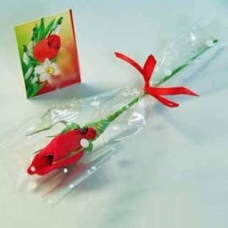 Бутон розы с конфеткой