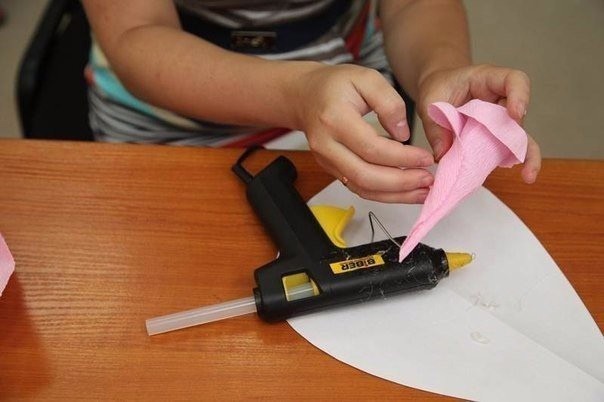 Гигантская роза из гофрированной бумаги