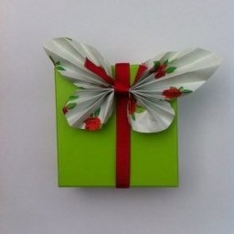 Бумажная бабочка для украшения коробки с подарком
