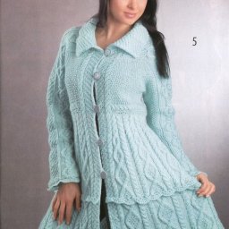 ​Вязаное пальто с красивыми узорами