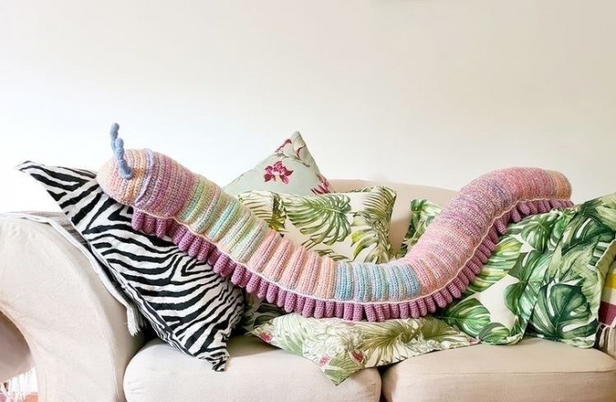 Многоножка на весь диван: идея для вдохновенного творчества