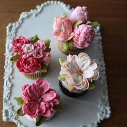 Цветочные варианты декора кексов