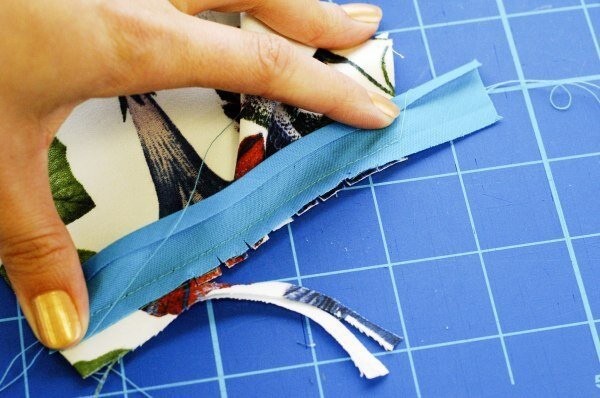 Обработка косой бейкой проймы платья на подкладке