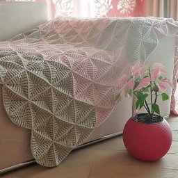 Плед треугольными мотивами крючком