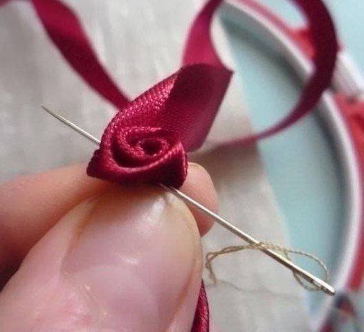 ​Восхитительная роза в технике вышивки летами