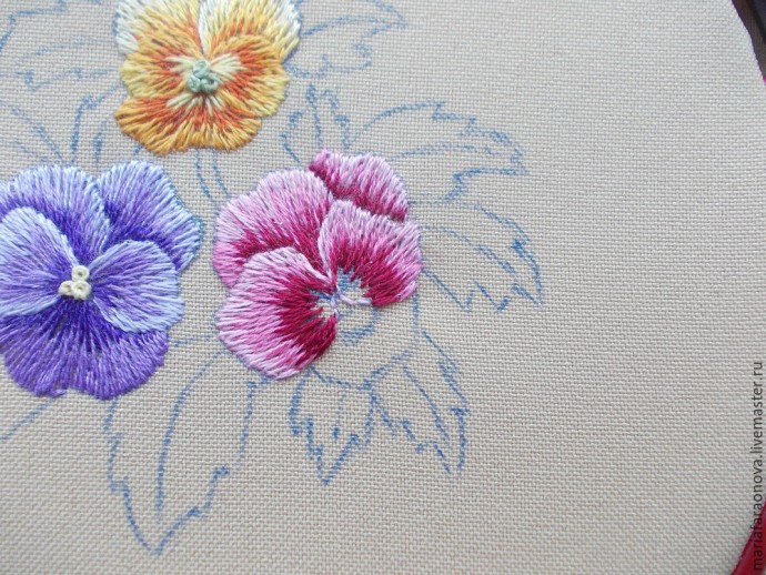 Вышиваем гладью анютины глазки