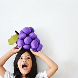 Декоративная подушка в форме винограда