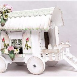 ​Декоративный домик на колёсах