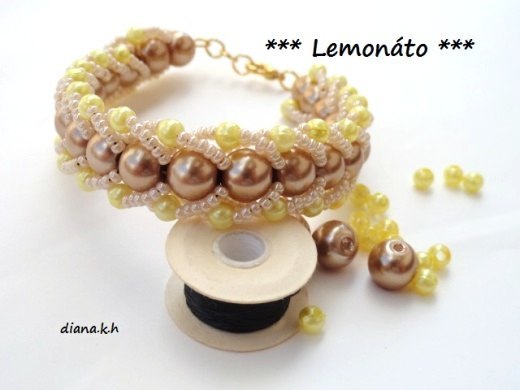 Красивый браслет из бисера и бусин