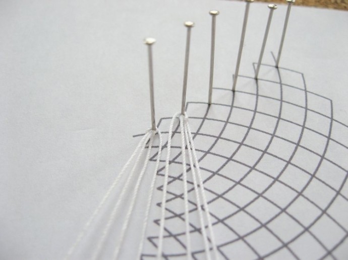 ​Плетение кружева на коклюшках