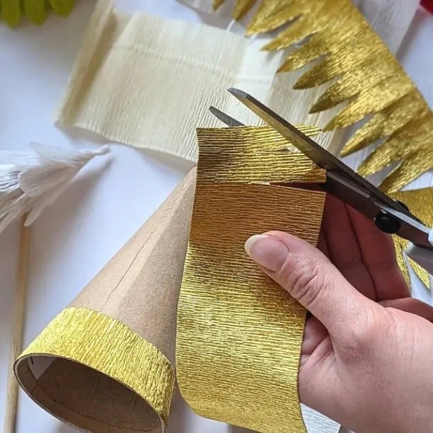 Настольная елочка из гофрированной бумаги