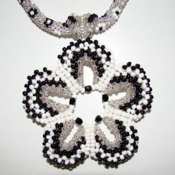 Мастер-класс по плетению кулона-цветка из китайского бисера