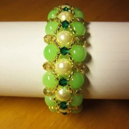 Браслет из бисера и бусин