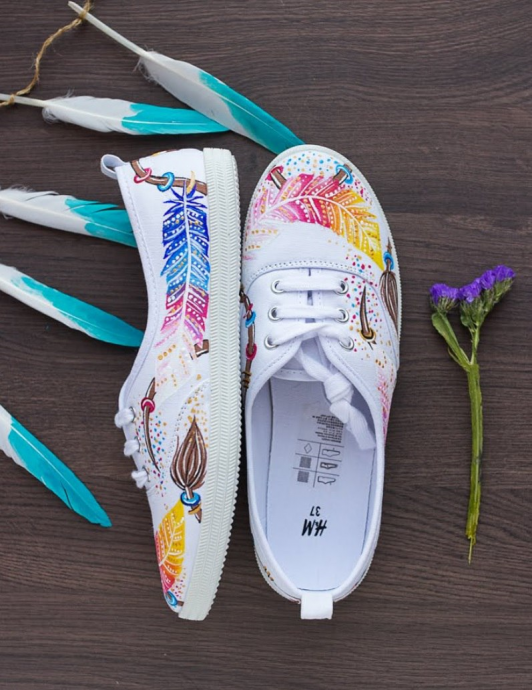 Мастер-класс по росписи кед с перьями от Даши Лапшиной Мастер-класс по росписи кед с перьями от Даши Лапшиной