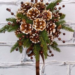 Новогодняя подвеска-шар из шишек