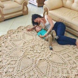 ​Красивый коврик для дома, связанный крючком