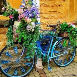 Старый велосипед как элемент дачного декора