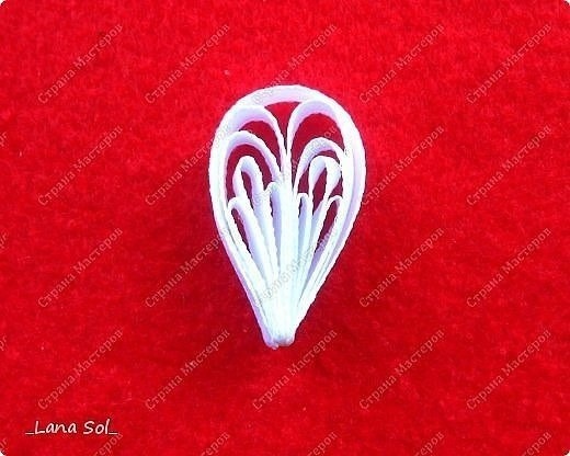 Цветочек из тонкой атласной ленты