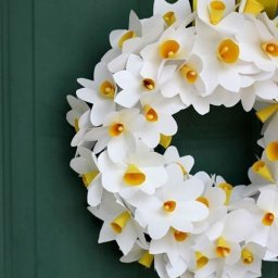 Очень красивый венок из бумажных нарциссов