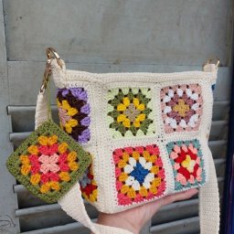 Сумочки с вязаными яркими мотивами