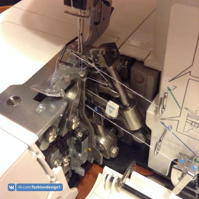 Чистим швейную машину или оверлок от пыли с помощью самодельной насадки для пылесоса