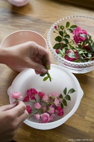Как сделать ледяную вазу с розами для праздничного стола