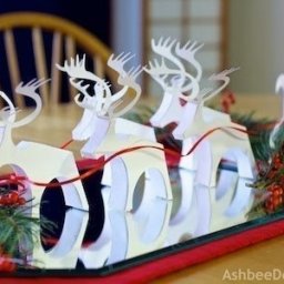 Красивая упаковка новогодних подарков: олени и сани