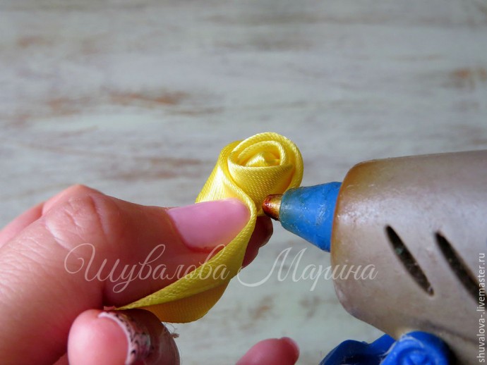 Жёлтая роза из атласной ленты